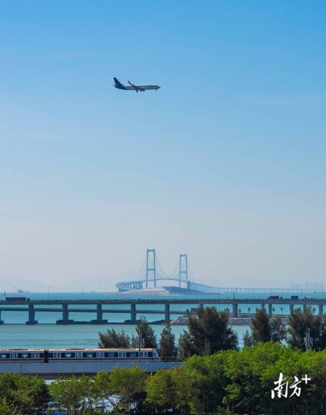 2024年11月28日，广东深圳。地铁、飞机、广深沿江高速以及深中通道同框。